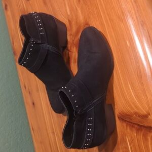 Side buckle black shootie